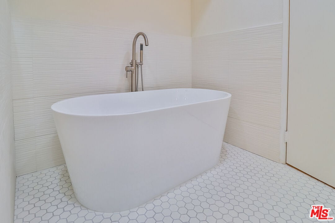 18100 Burbank Blvd Unit 19
