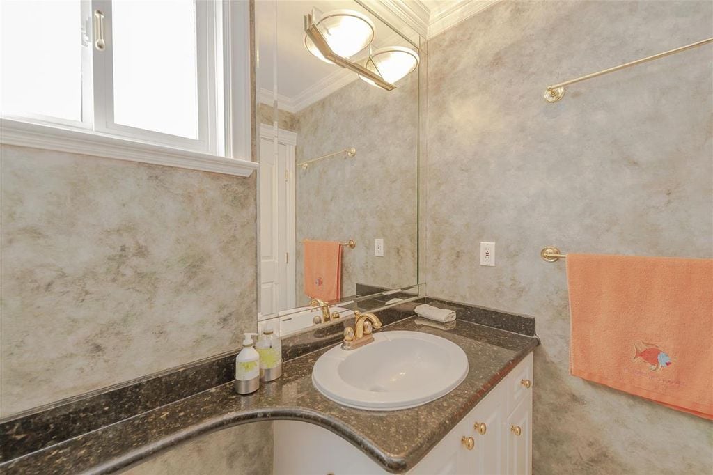 9260 Pauleshin Cres