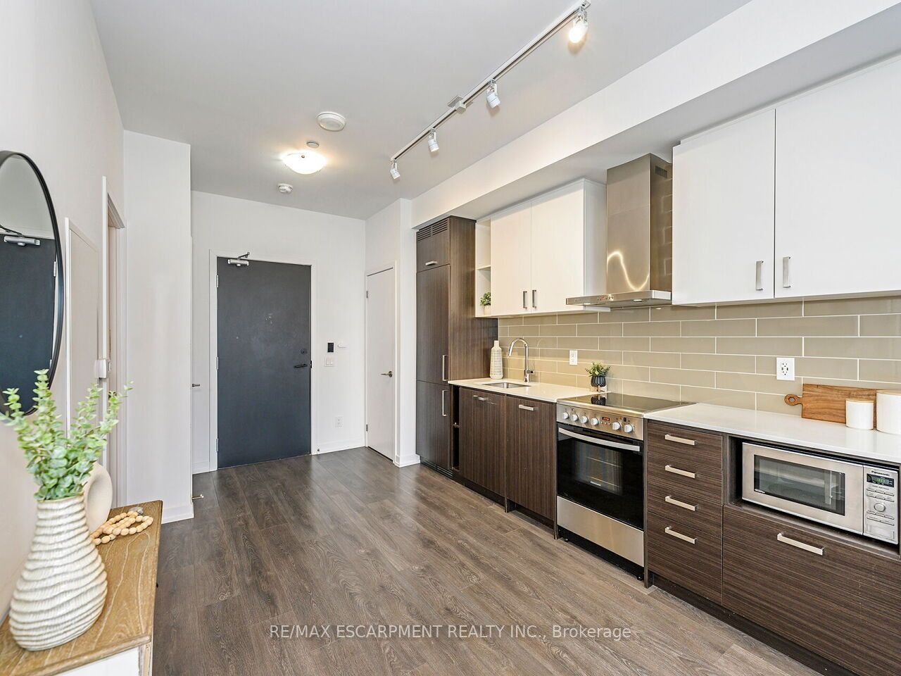BEGINNER LUXURY IN MIDTOWN 