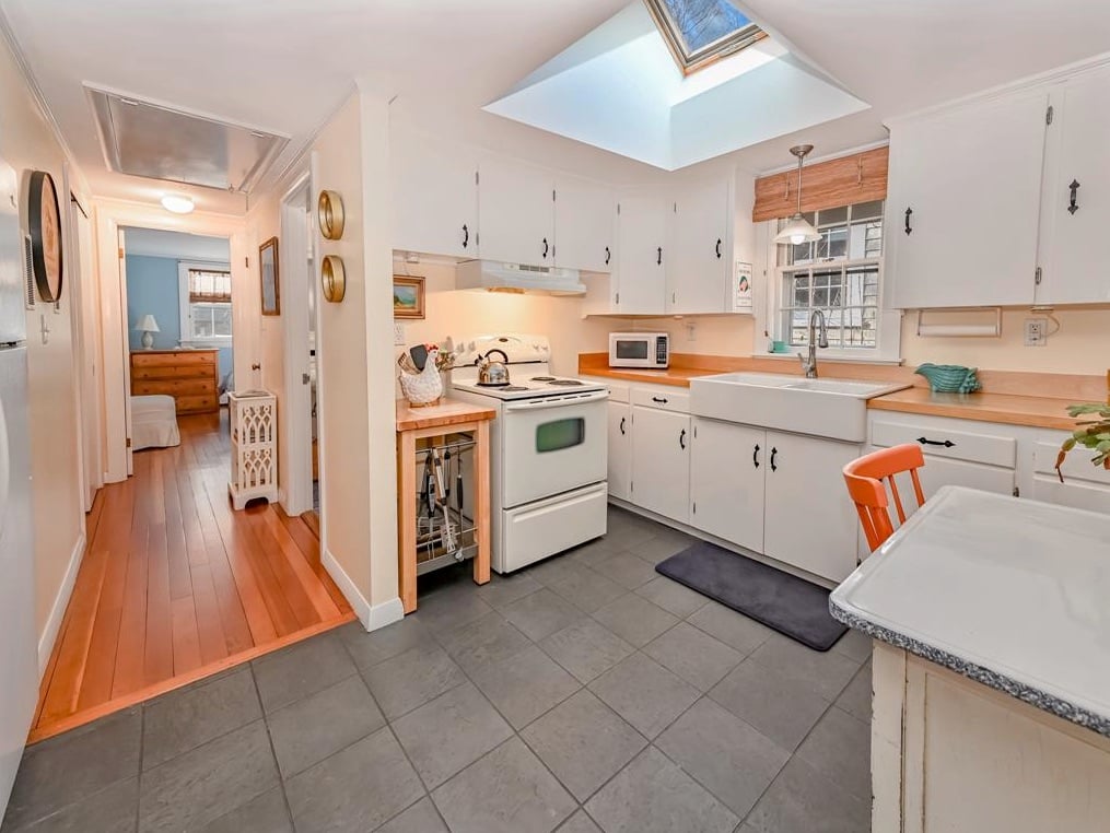 12 Colonial Ln