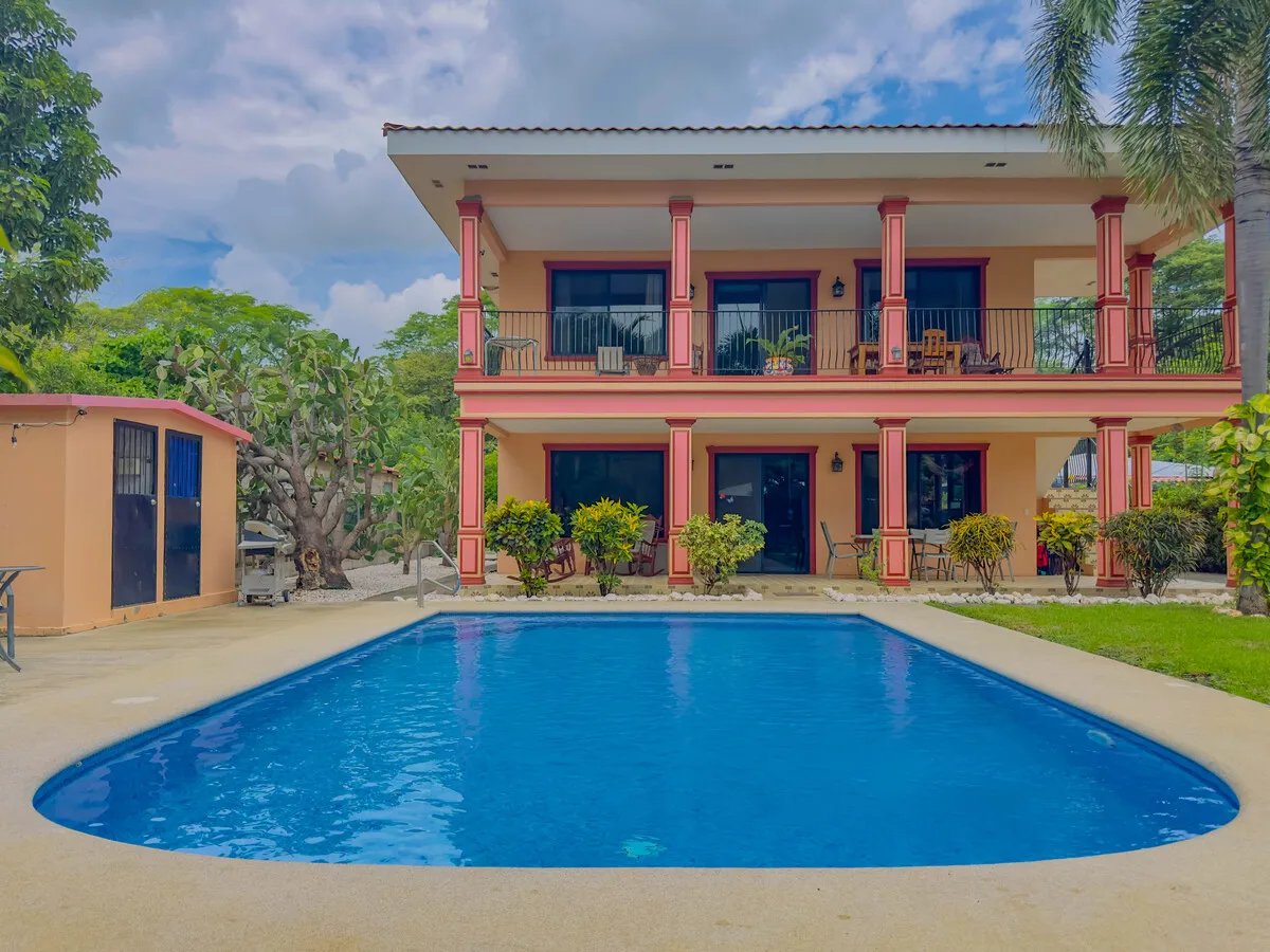 Spacious Living Near Town and Beach