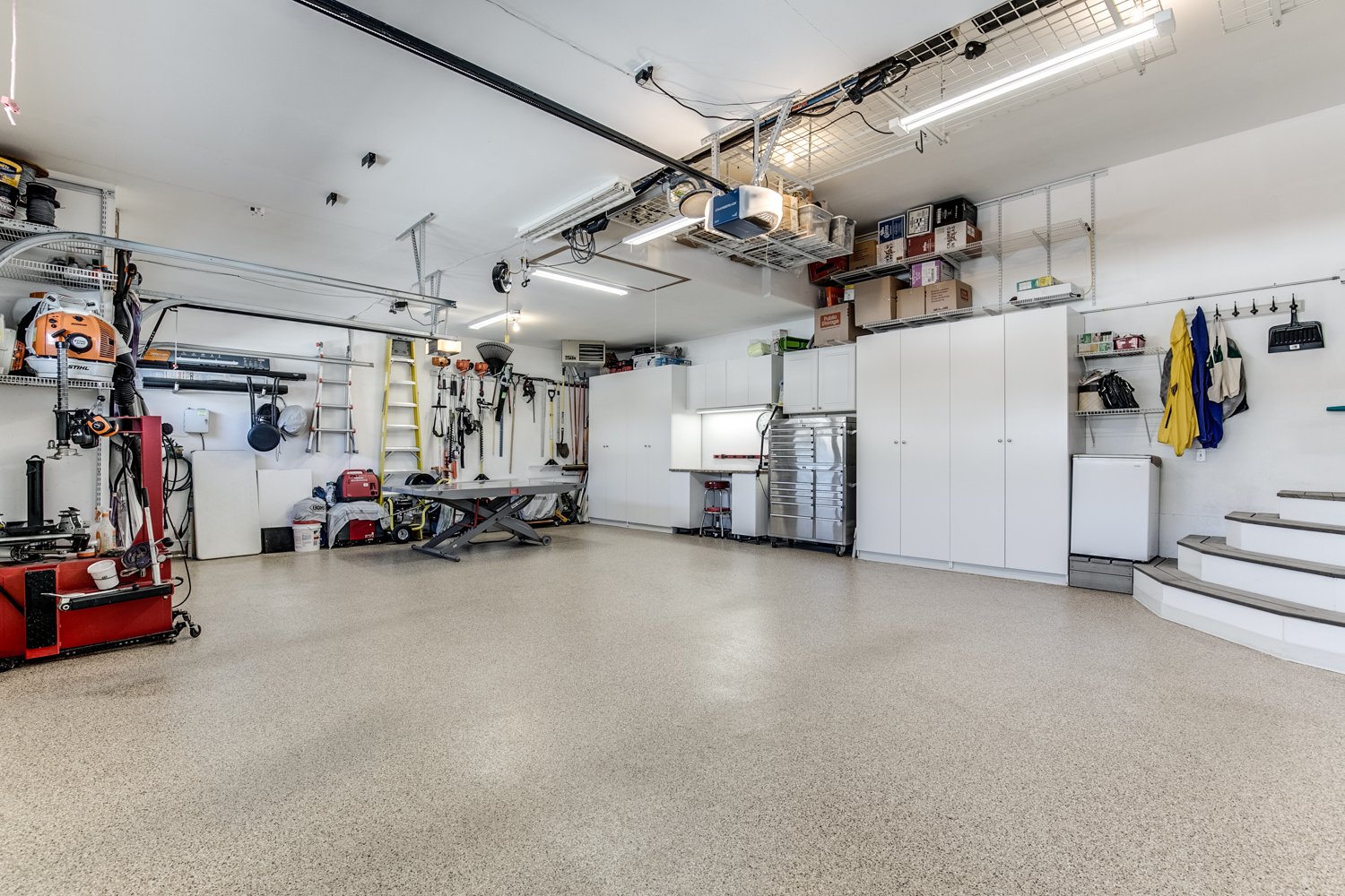 Beautiful 2-Story in Desirable OakParke Estates