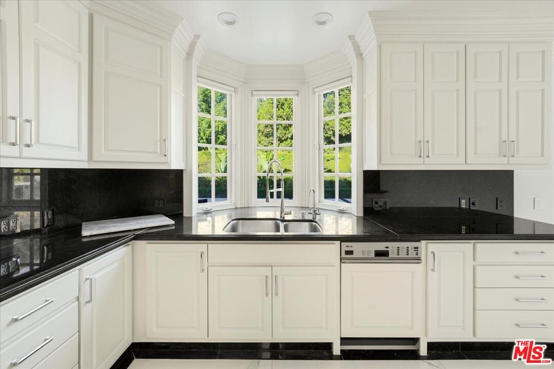 Northstar Manor, N Alta Dr, 90210