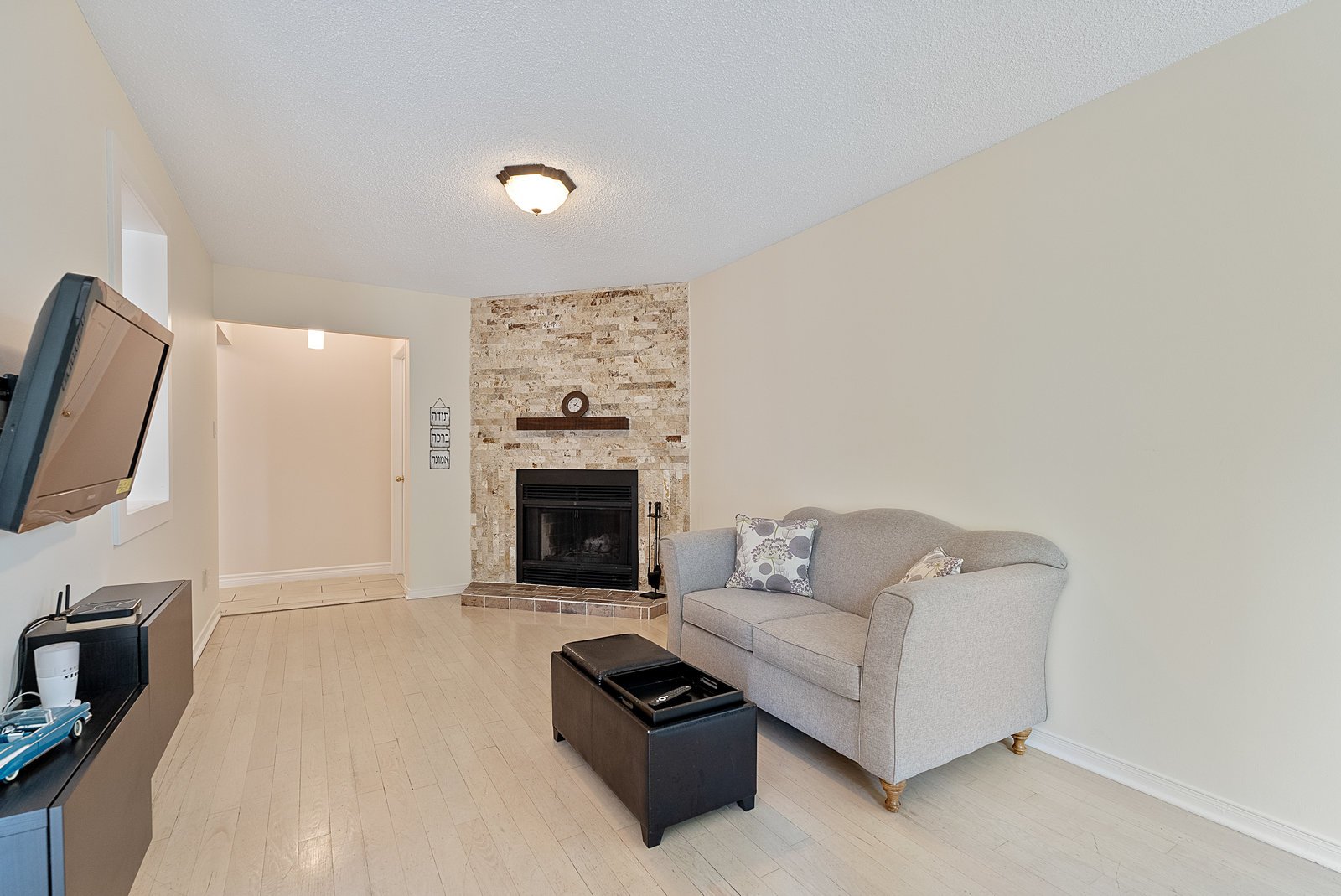 28 Thornway Ave