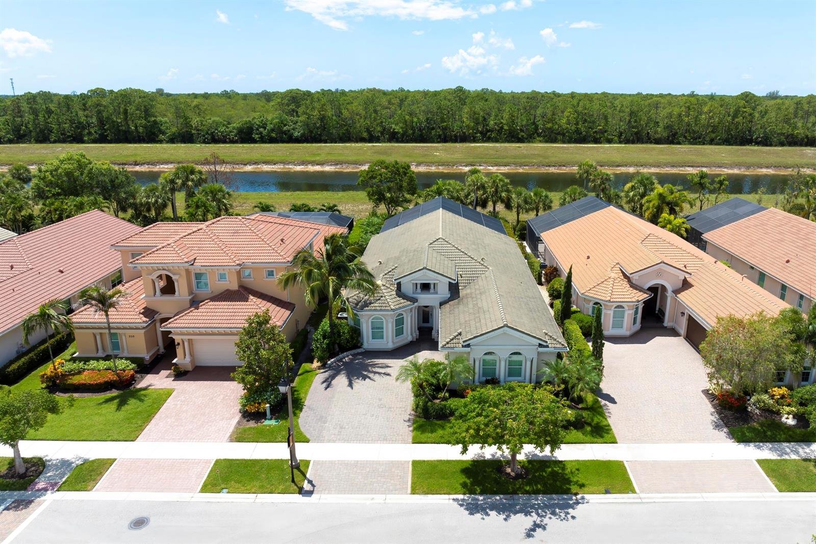 260 Carina Drive Dr