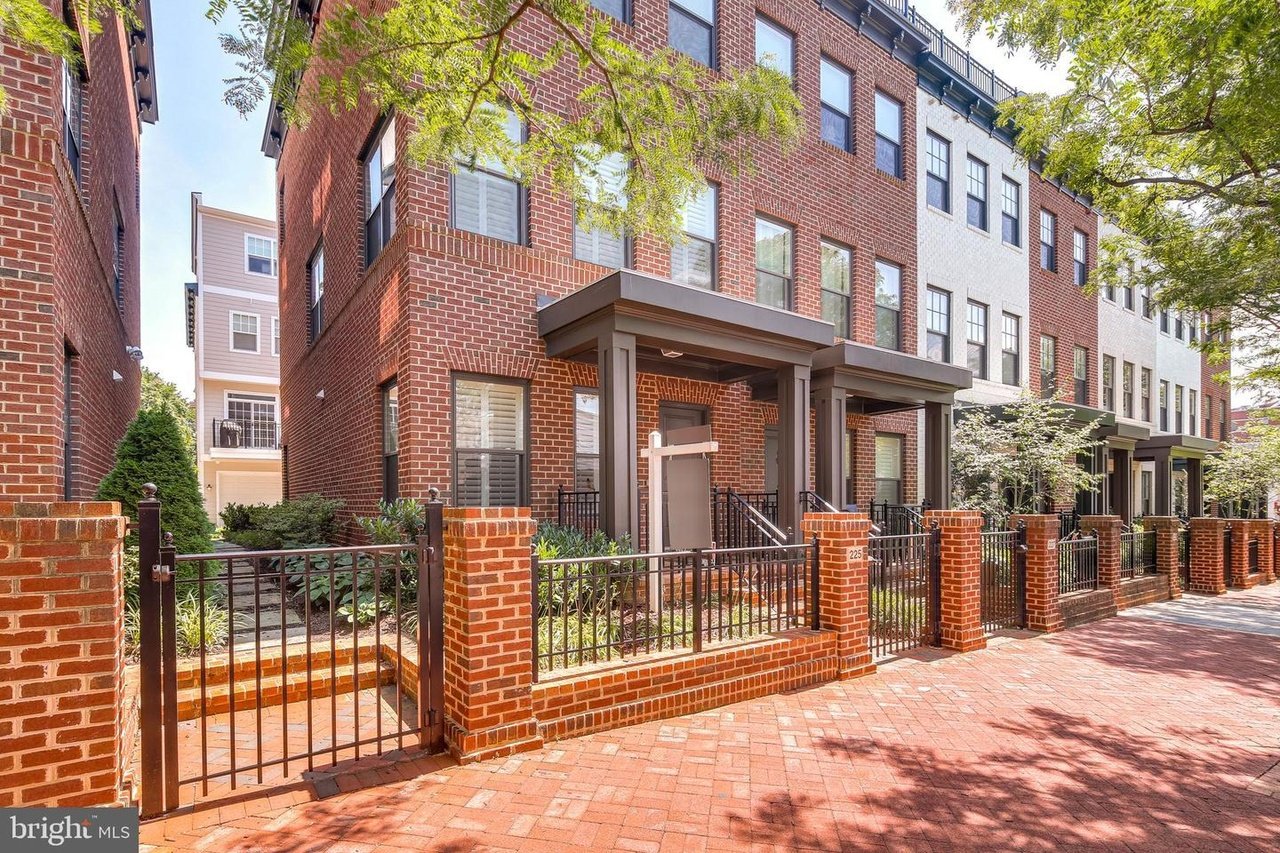 225 West St