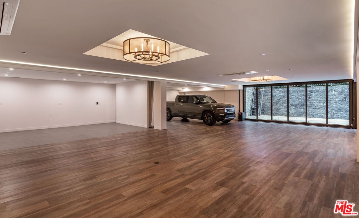 Monarch Reserve, N Norman Pl, 90049