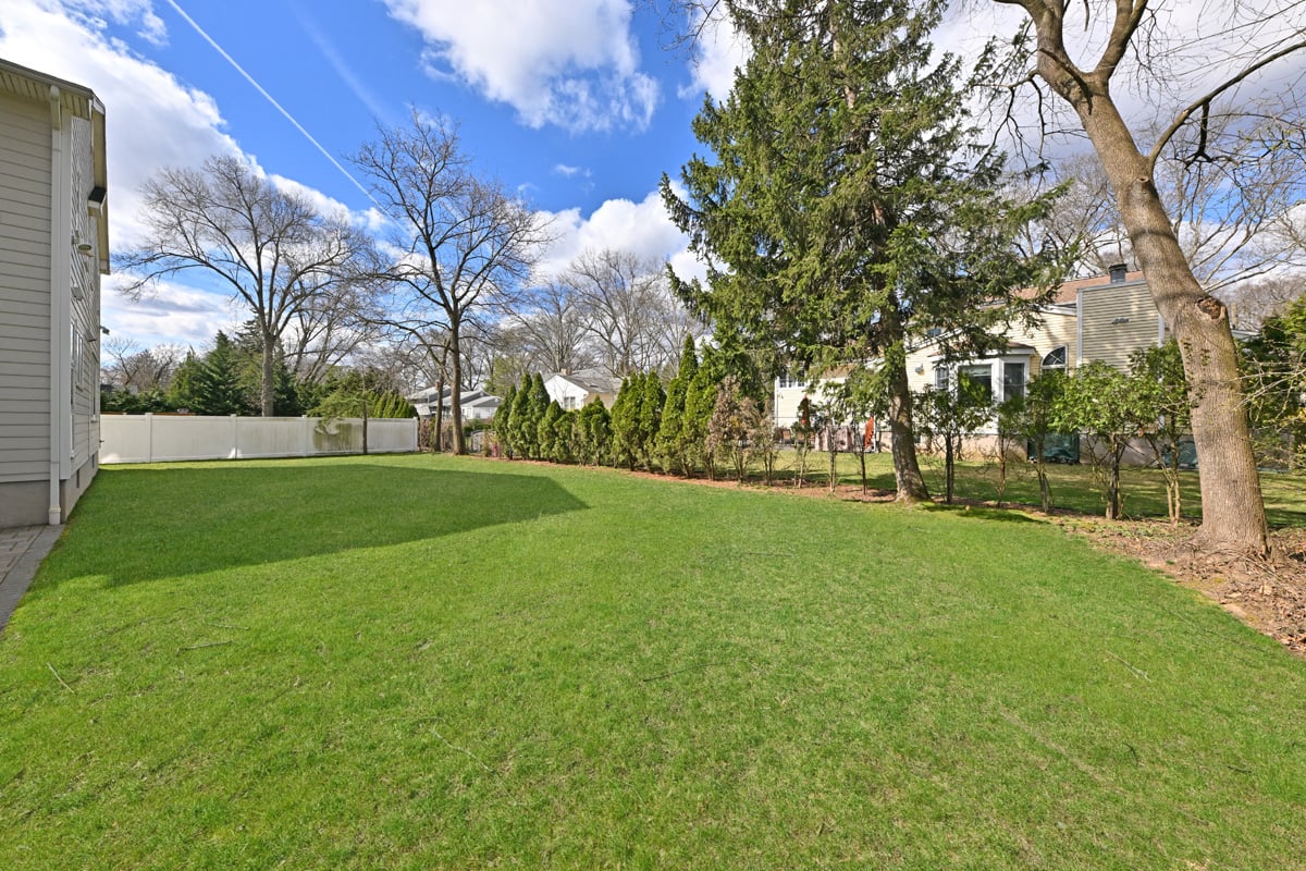 23 Spruce Pl