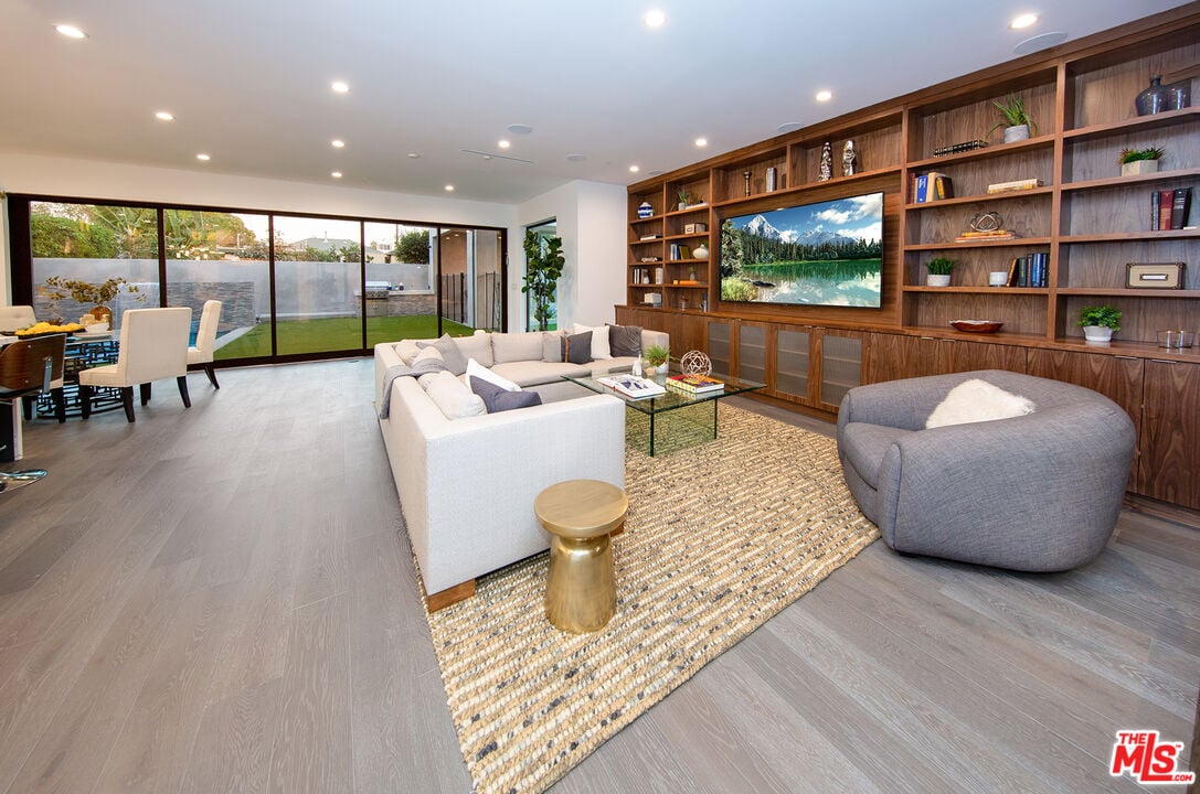 S Sherbourne Dr, 90035