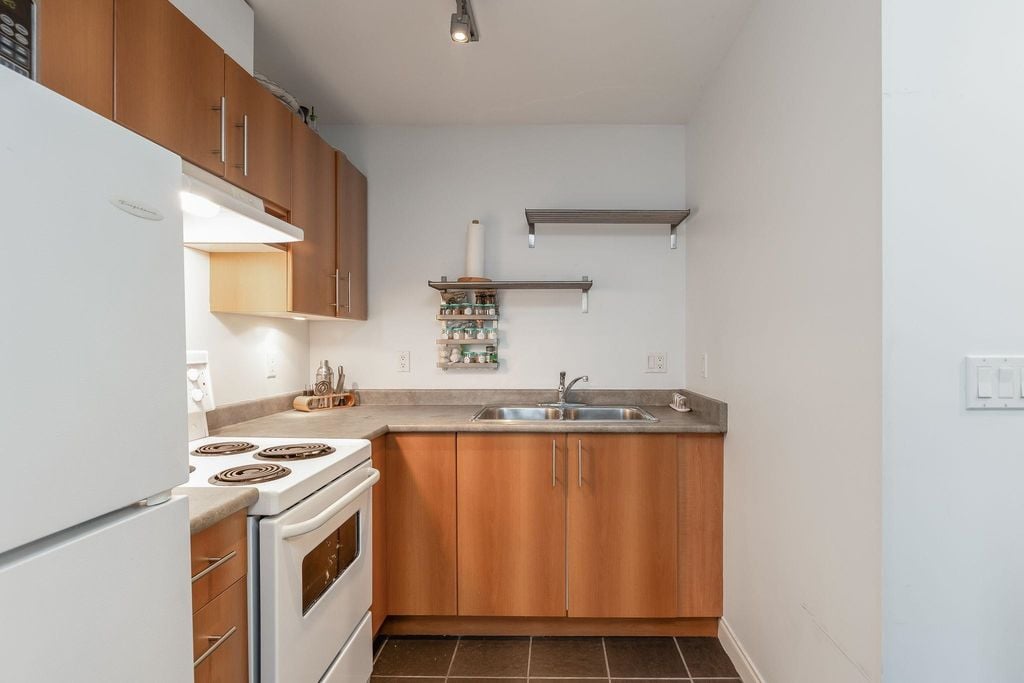 4135 John St