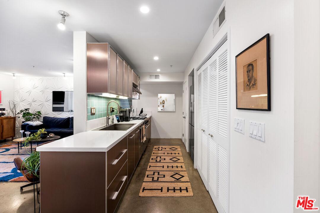 5806 Waring Ave Unit: 2