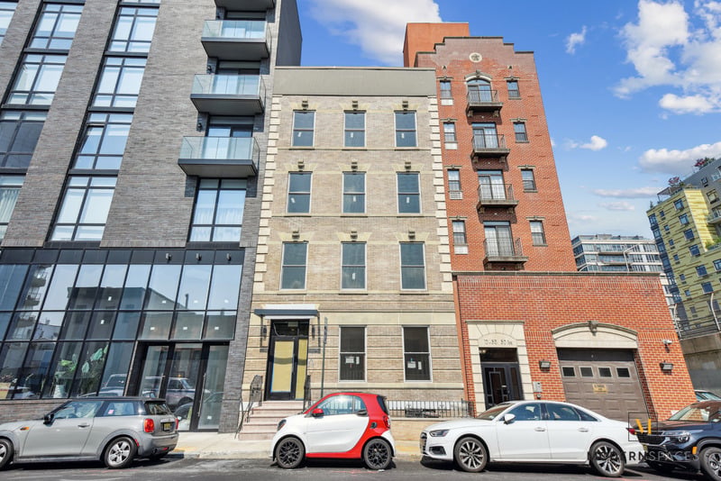 2-Bed/3-Bath Duplex (Conv 3-Bed)
