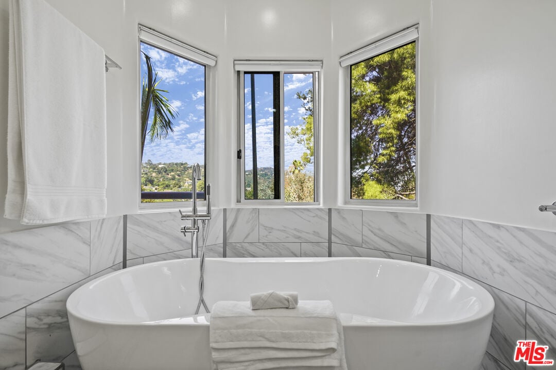 Solaris Manor, N Knoll Dr, 90068