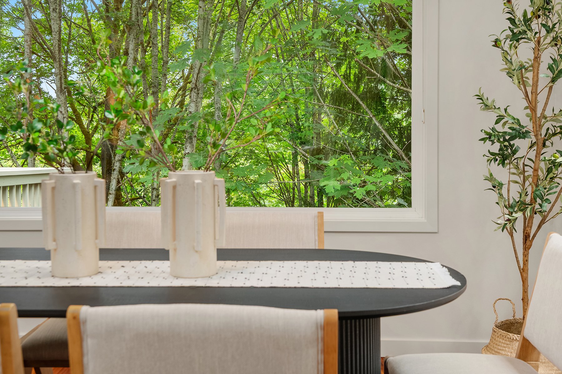Quiet Elegance in Kirkland: Ideal Location & Natural Beauty