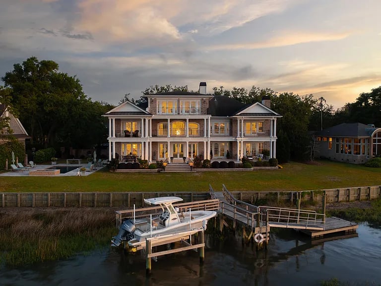 931 White Point Blvd