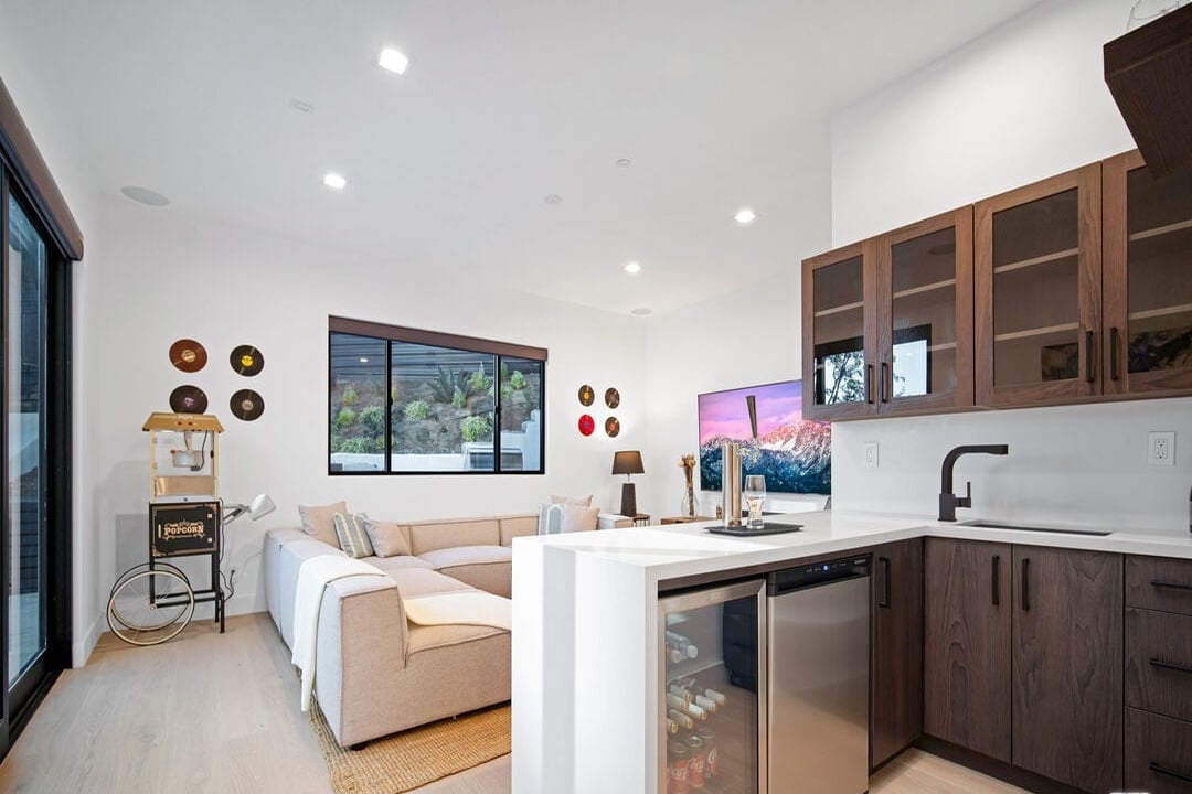 Canyon Lake Dr, 90068