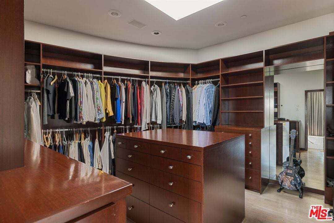 Aria Manor, Sunset Plaza Dr, 90069