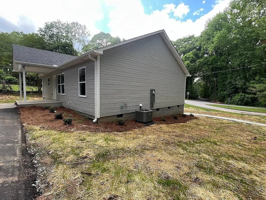 375 Woodside Ln