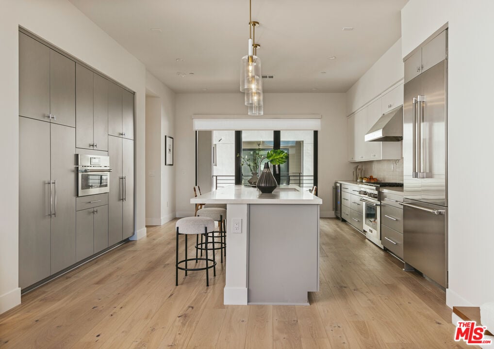 3218 S Barrington Ave