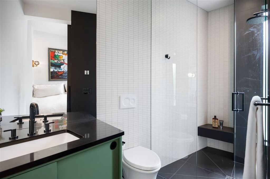 4385 Locarno Cres