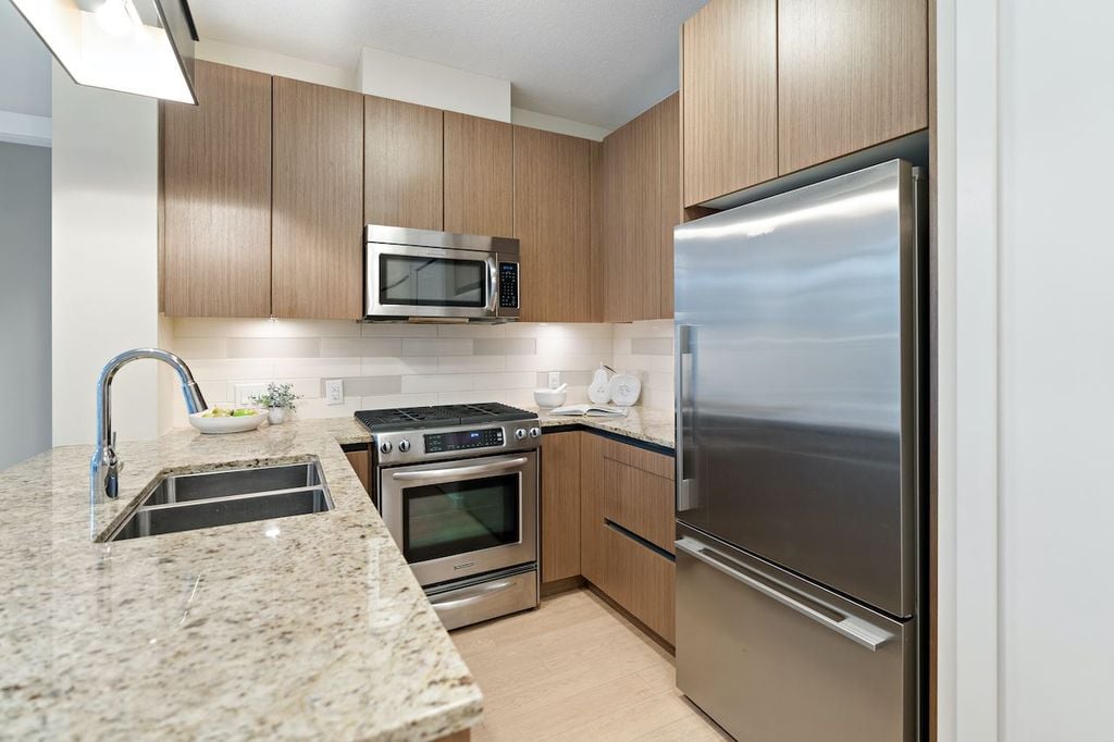 135 W 2nd St, #101