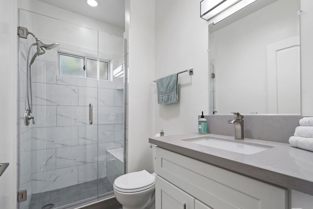 Solaris Manor, N Knoll Dr, 90068