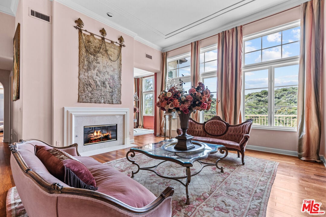 Buckingham Ln, 90077