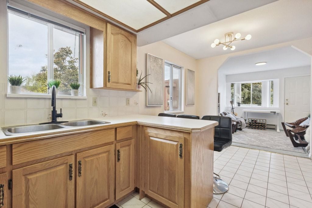 21 E King Edward Ave