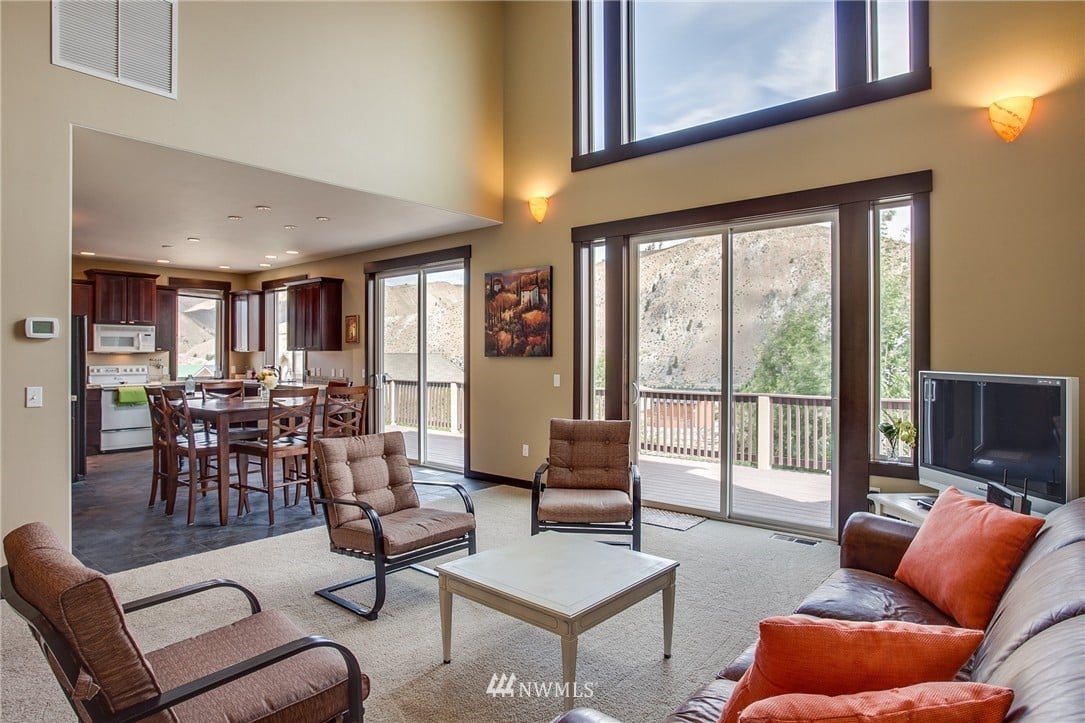 125 W Emerson Dr