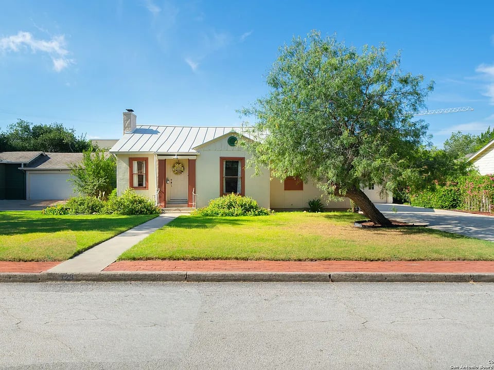 128 E Elmview