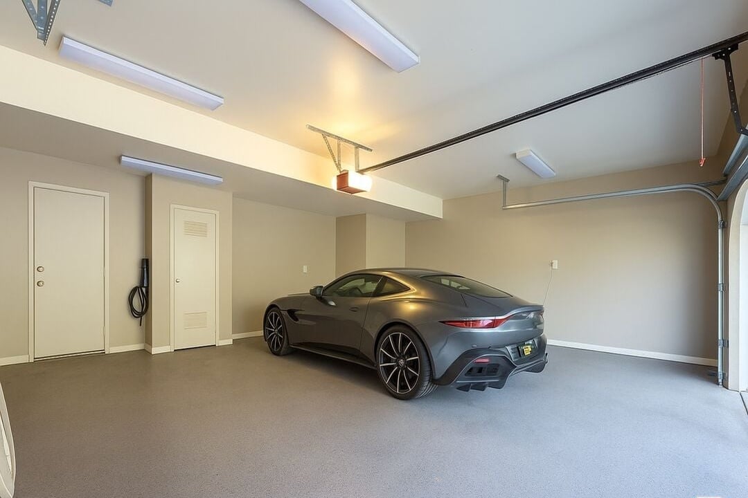 Halo Crest, Queens Rd, 90069