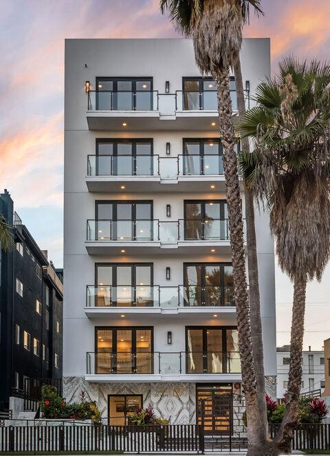 137 N Doheny Dr