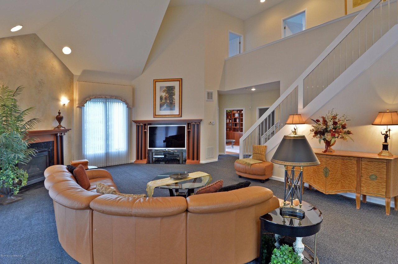 9 Parkwood Ln