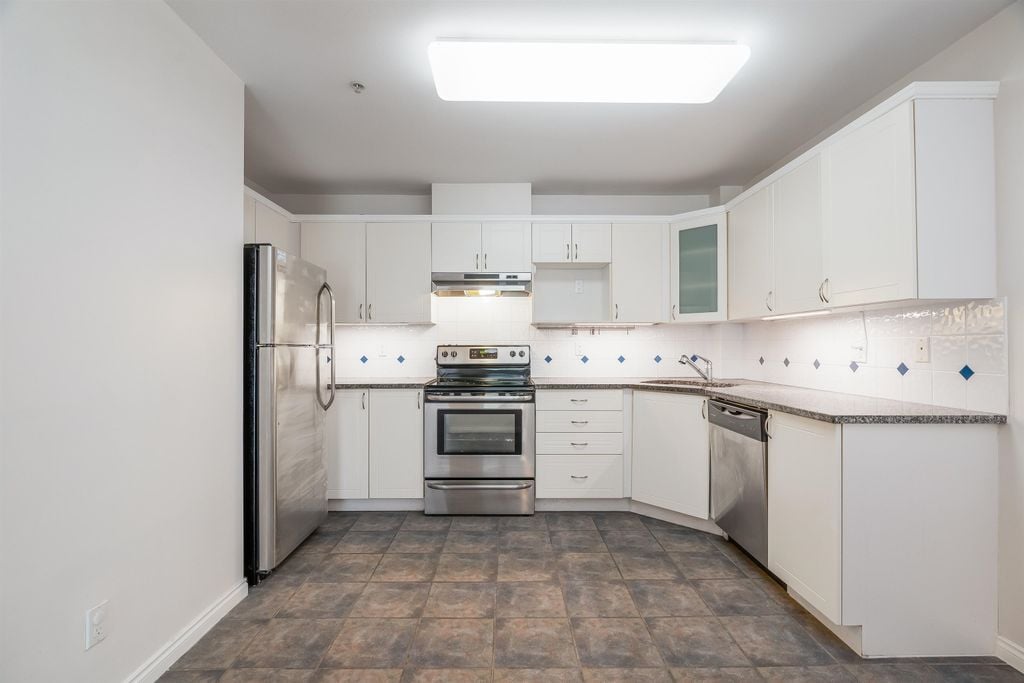 121 Shoreline Cir, #408