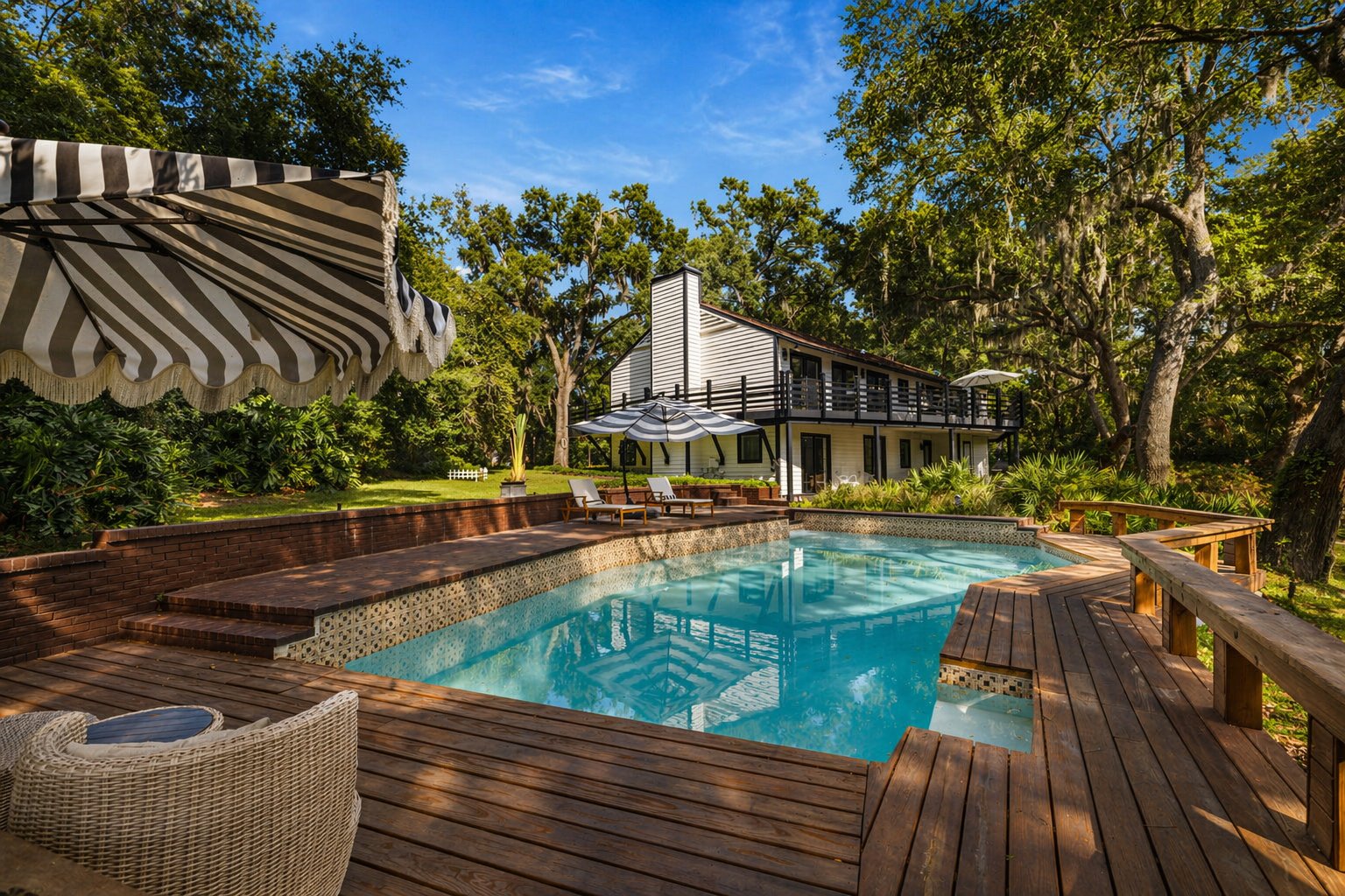 900 Oak Hollow