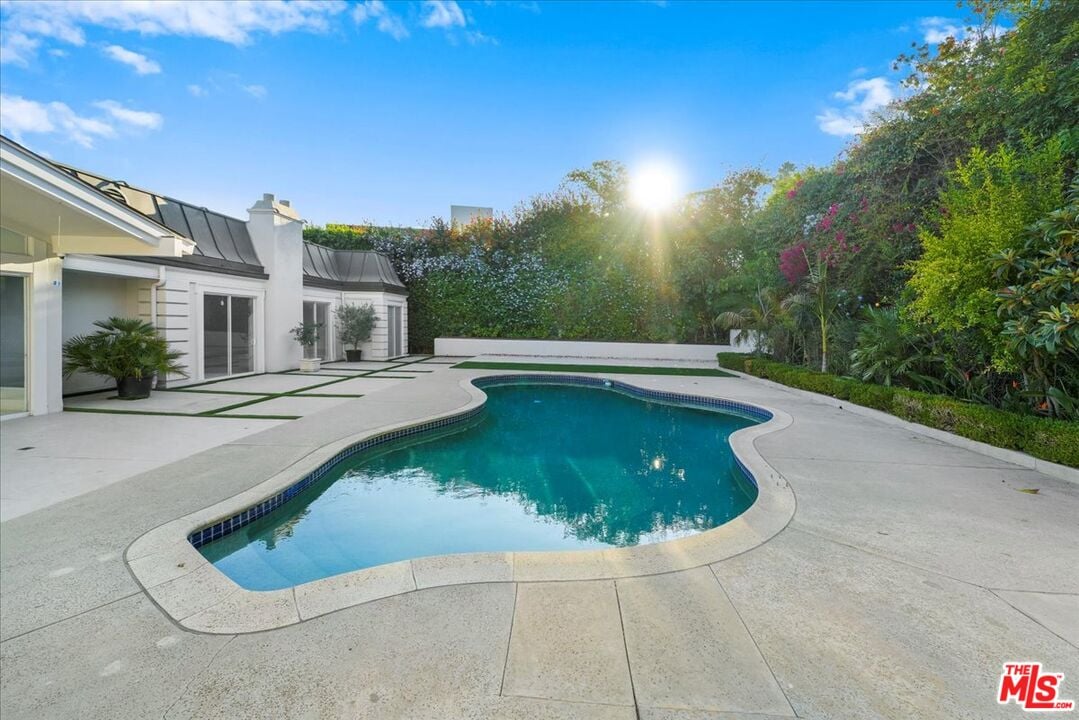 Northstar Manor, N Alta Dr, 90210