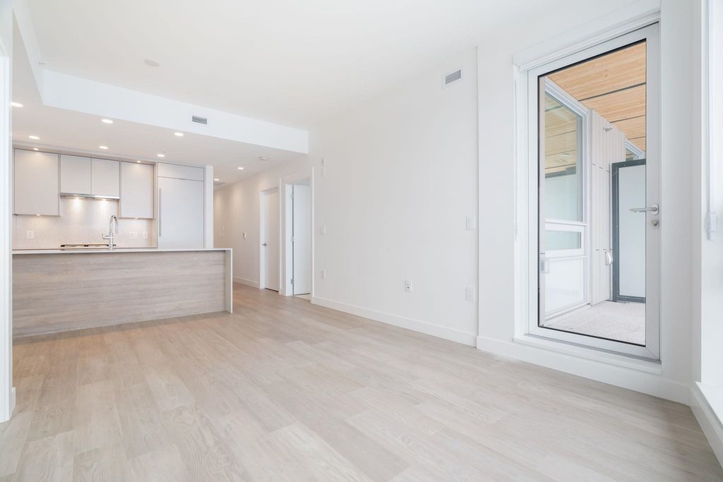 7638 Cambie St, #201