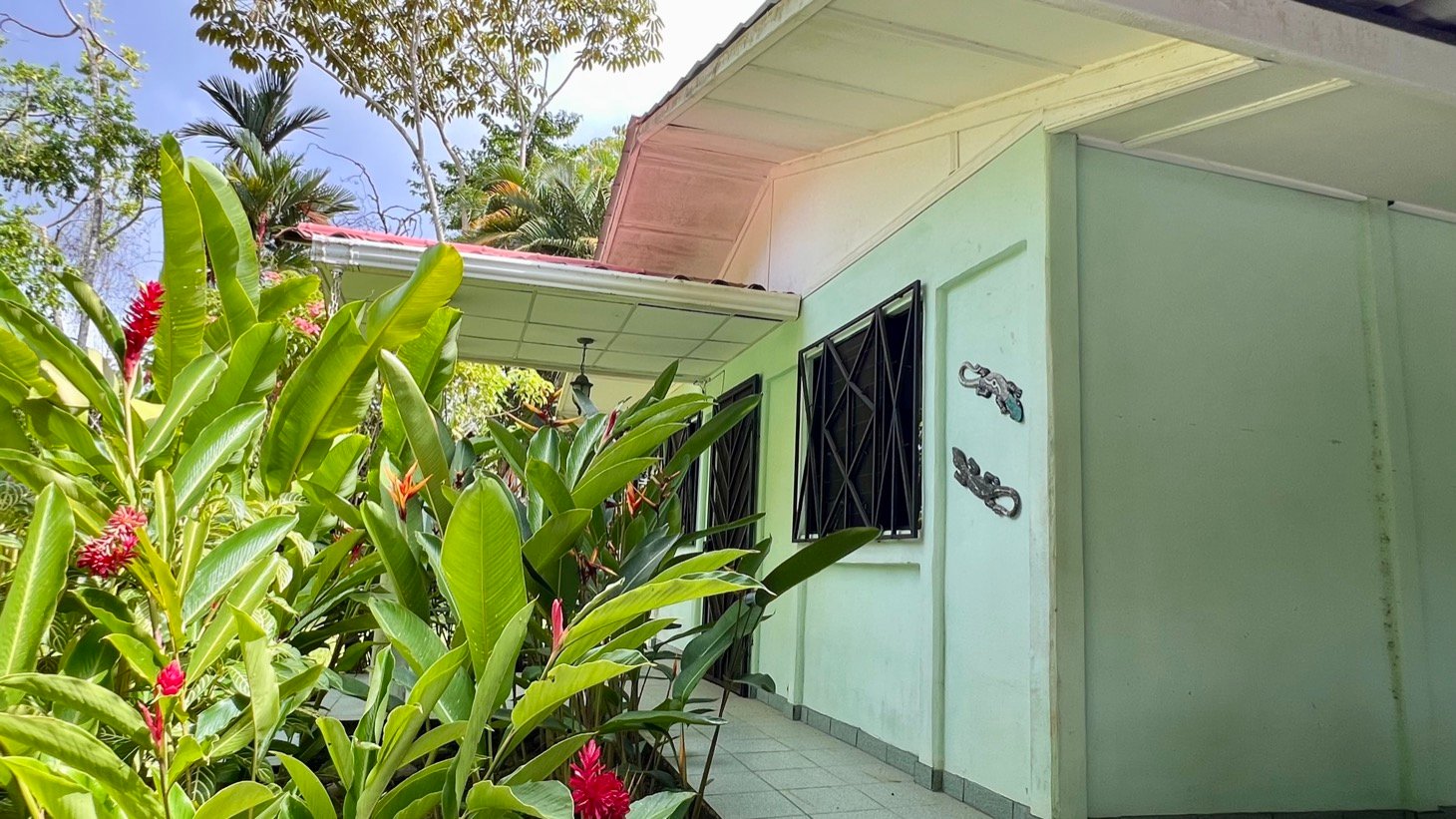 Home, 2 Rental Cabinas & Expansion Potential in Ojochal