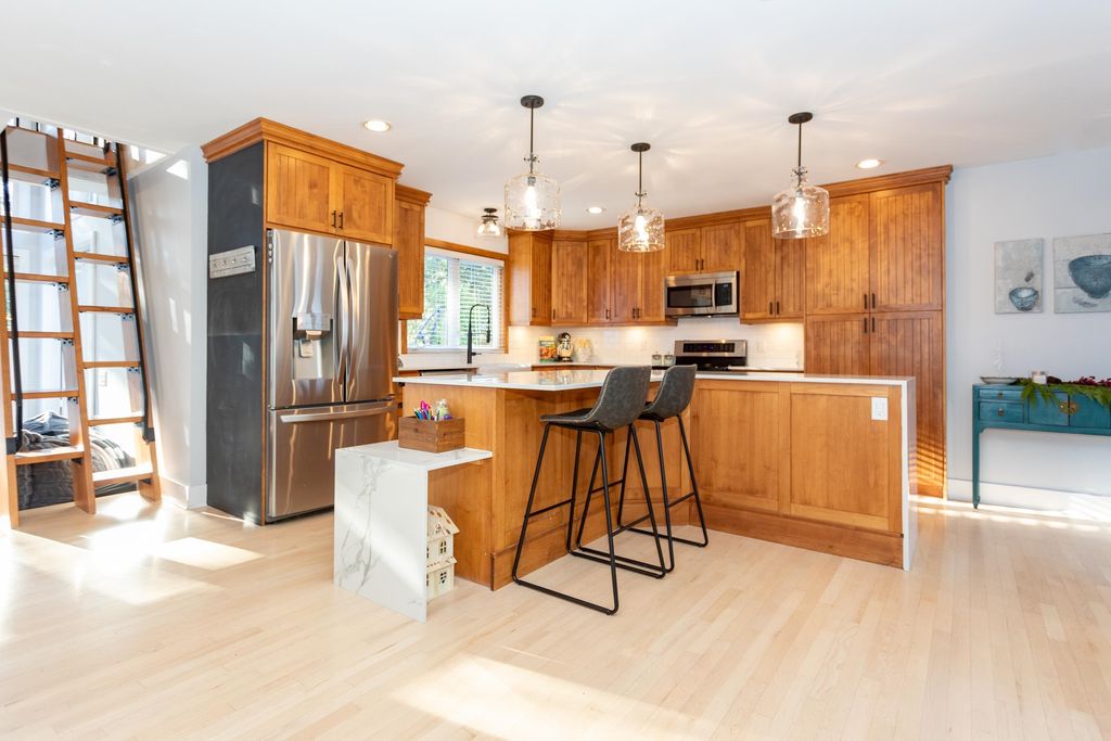 2537 Jura Cres