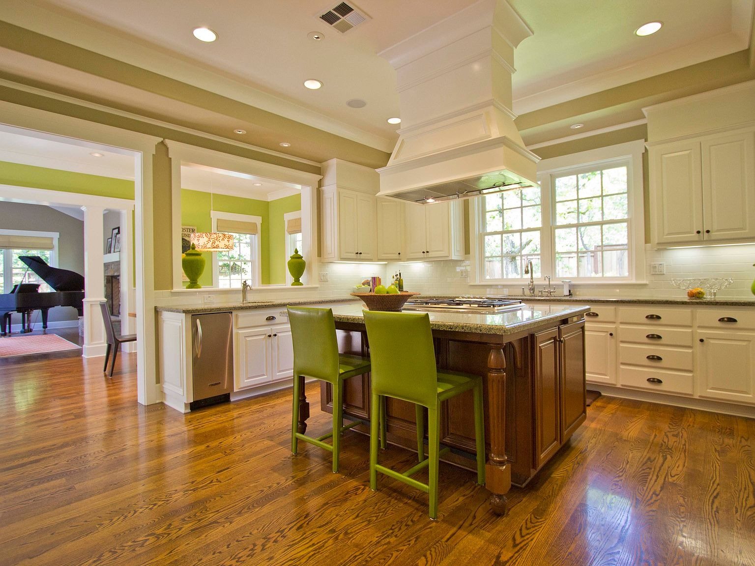 33 Sanford Ln