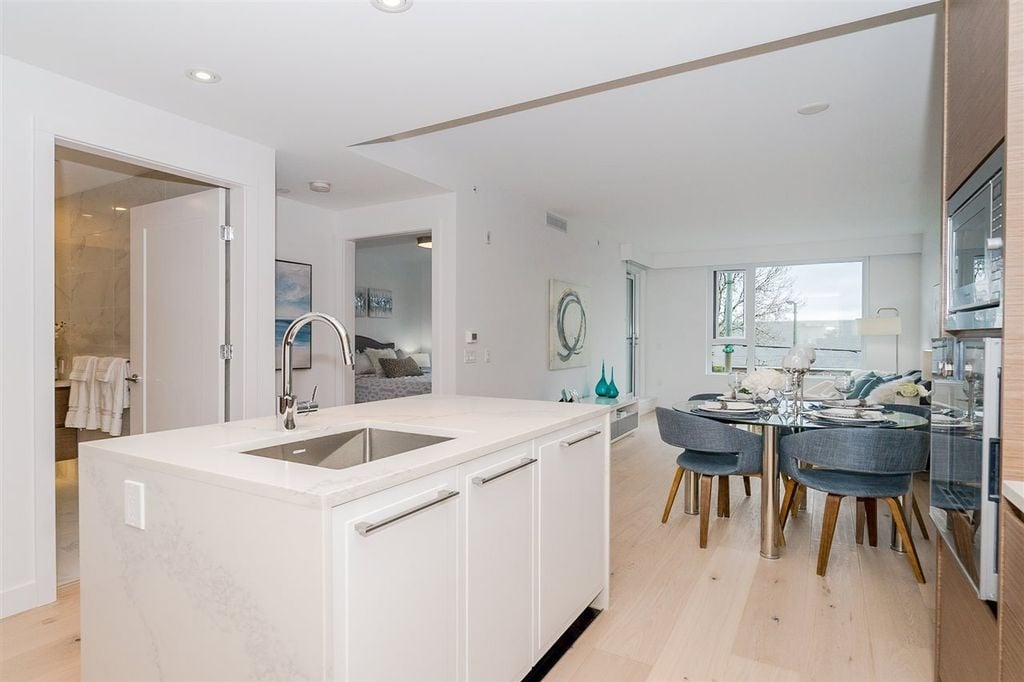 5693 Elizabeth St, #203