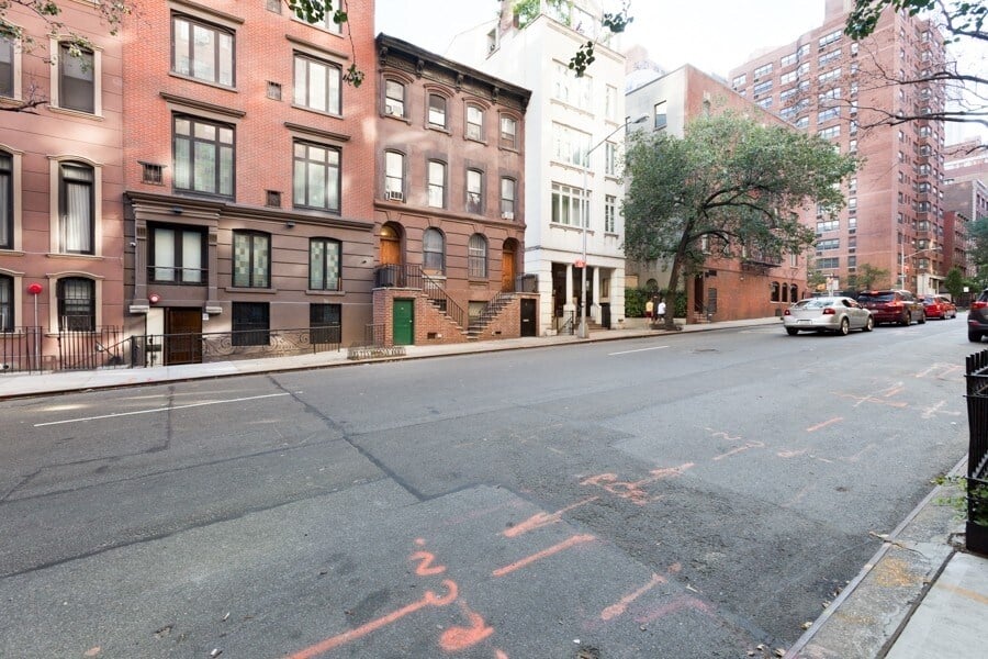 206-208 E 35th St - Building