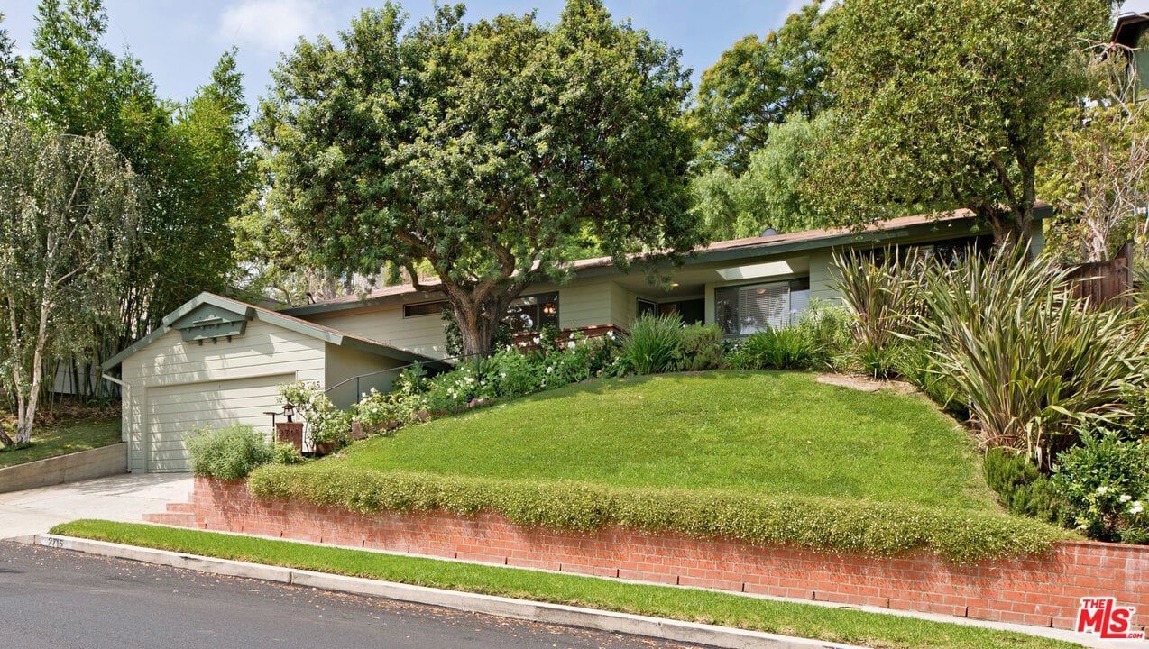 2715 Anchor Ave