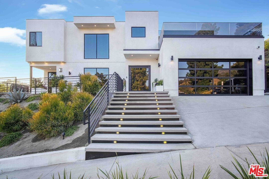 Canyon Lake Dr, 90068