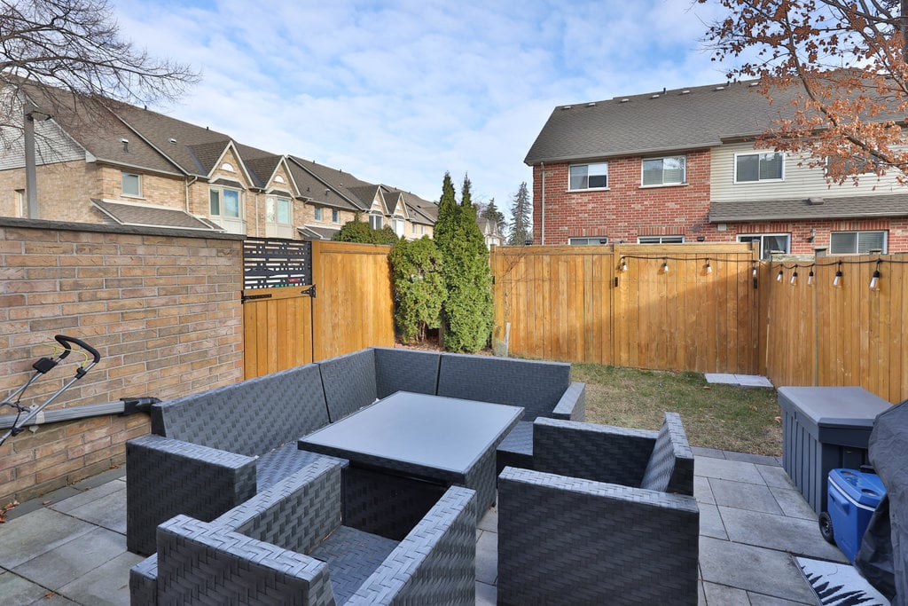 TH21-1385 Lakeshore Rd W 