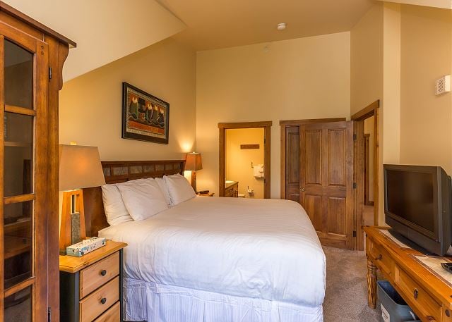 Red Hawk Lodge & Townhomes