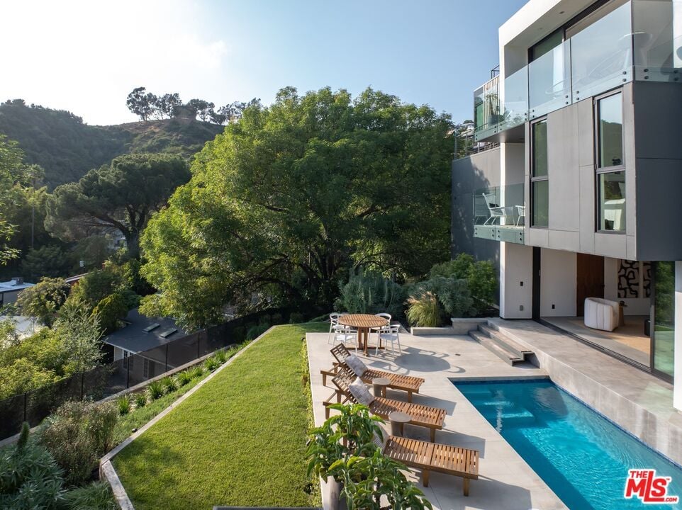 Swedish Paradise, Hargrave Dr, 90068