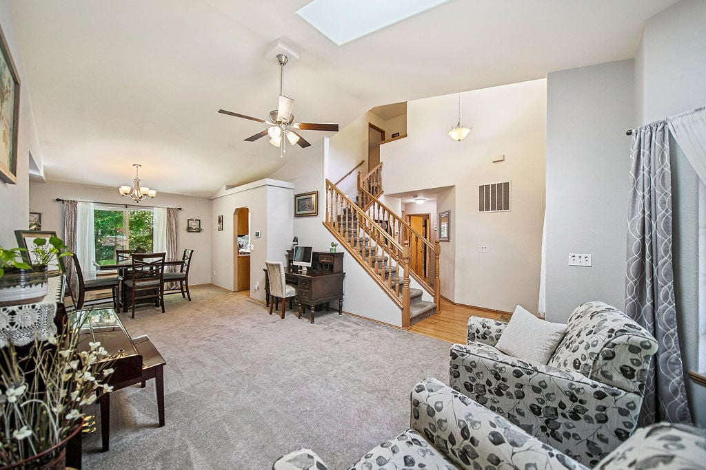 2147 Dunrobin Lane E