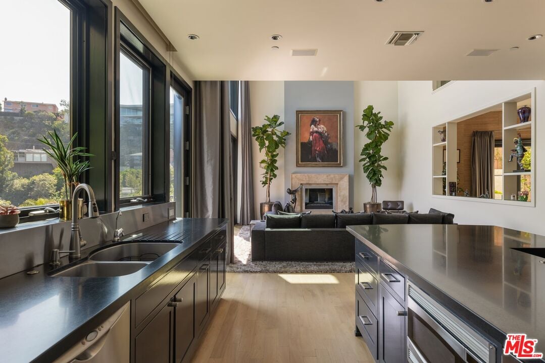 Aria Manor, Sunset Plaza Dr, 90069