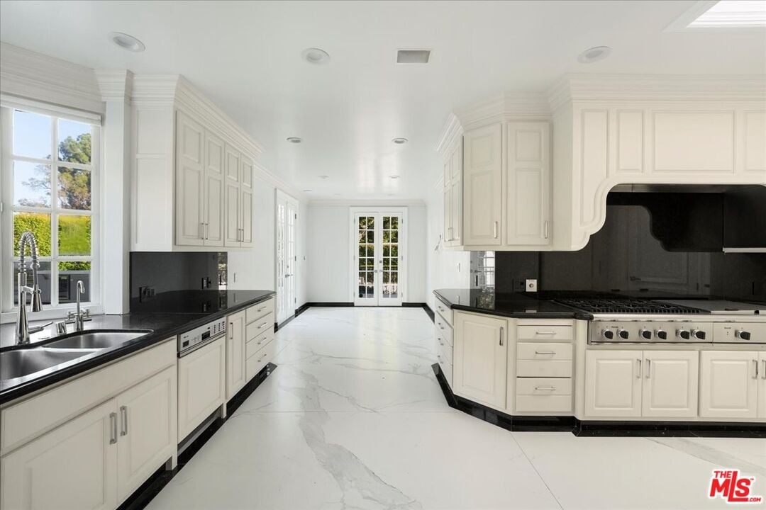 Northstar Manor, N Alta Dr, 90210